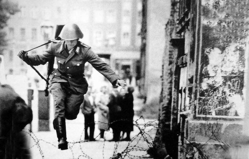 I 1961 bestod Berlinmuren kun av et piggtrådgjerde. Bildet av soldaten Conrad Schumann som flyktet fra DDR er et av de mest berømte bildene fra Den kalde krigen.