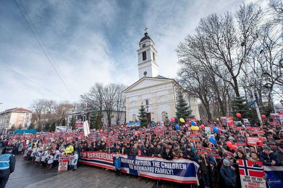 Støttespillere til den norsk-rumenske familien har arrangert titalls demonstrasjoner verden over, blant annet her i Suceava i Romania.