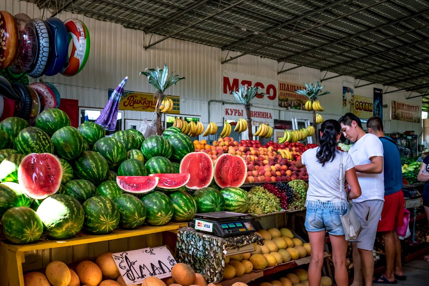 FRUKTBART: Vannmeloner og annen frukt selges på et marked i Kherson, Ukraina i juli 2020. Den fruktbare regionen opplever nå at grønnsaker og korn blir ekspropriert til Russland.