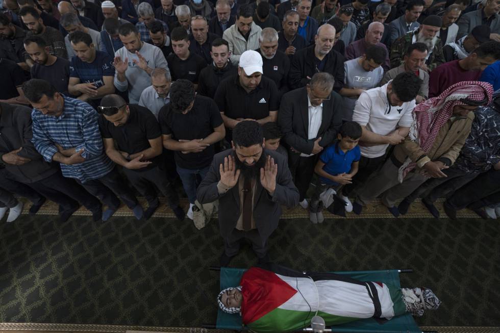 Palestinere sørger over levningene etter Muhammad Assad under begravelsen hans i landsbyen Kufr Laqef på den okkuperte Vestbredden. Assaf ble skutt at israelske styrker onsdag. Foto: Nasser Nasser / AP / NTB