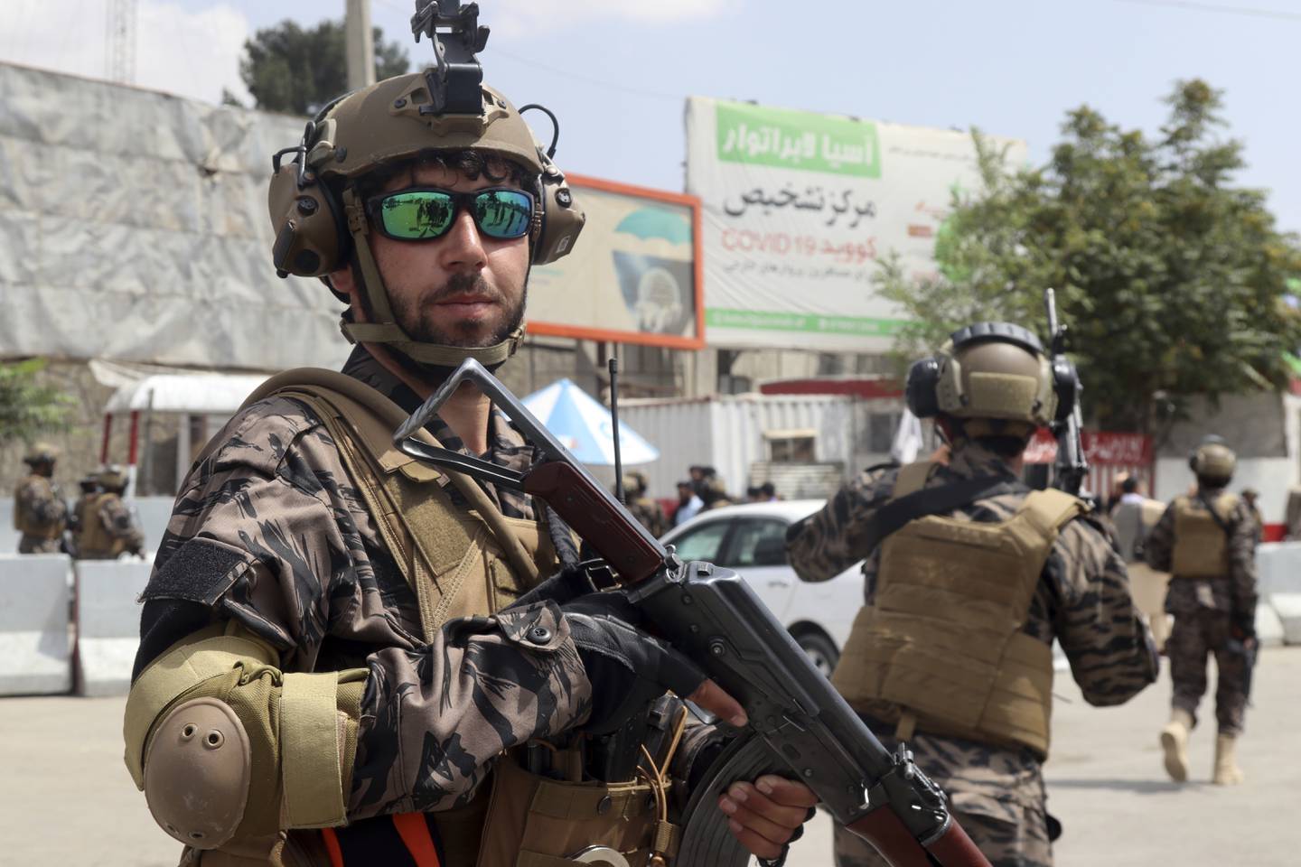 En Taliban-soldat på flyplassen i Kabul tirsdag, etter at de siste amerikanske soldatene hadde reist fra byen. En del av våpnene som USA overlot til de afghanske regjeringsstyrkene, er nå overtatt av Taliban. Amerikanerne valgte å ødelegge luftfartøyer og våpen for store verdier før de forlot Afghanistan. Foto: Khwaja Tawfiq Sediqi / AP / NTB