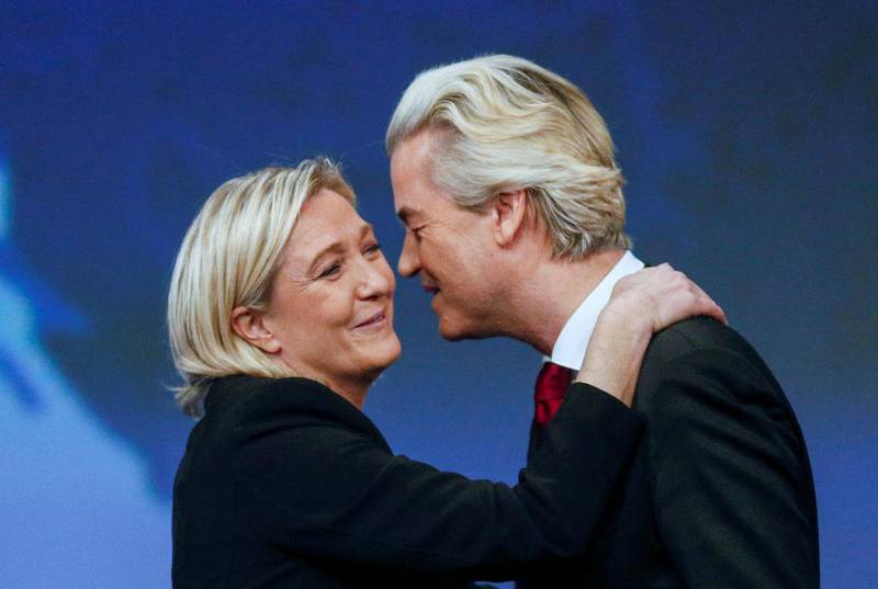Marine Le Pen (L), France's National Front political party leader, kisses Netherland's Geert Wilders, president of PVV (Party for Freedom) during the far-right French party's congress in Lyon, France November 29, 2014.  REUTERS/Robert Pratta/File Photo