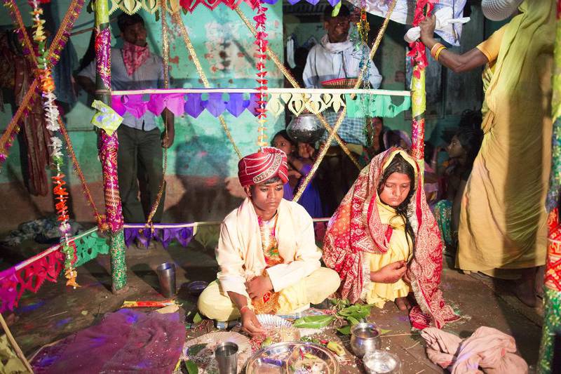 I en enkel, men fargerik seremoni gifter 16 år gamle Punam seg med en ung gutt. Det nepalske paret har aldri møtt hverandre før, men han har inntekt, og slektninger av jenta har plukket ham ut så han kan forsørge henne.