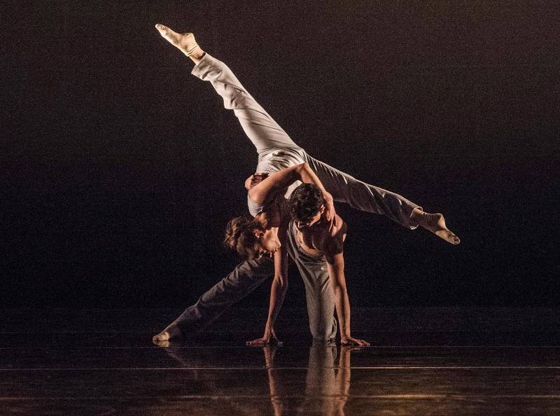 Bildet er fra ballettener av Kaloyan Boyadjiev. Balletten handler om tiden vi lever i – et moderne samfunn der målet om å være perfekt står sterkere enn noen gang.