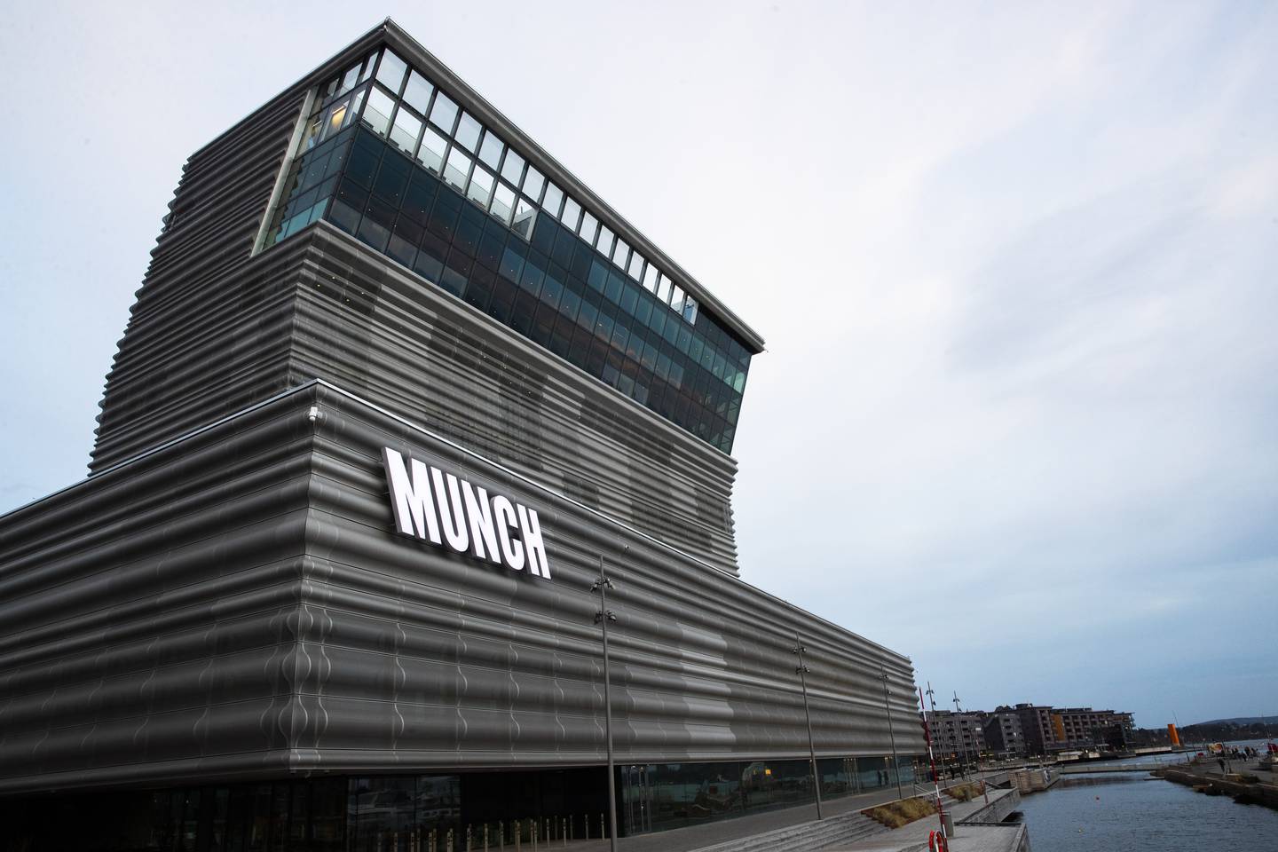 Det nye Munchmuseet ligg i Bjørvika i Oslo, like bortanfor operahuset. Den spesielle fasaden i aluminium vekkjer oppsikt. Foto: Berit Roald / NTB / NPK