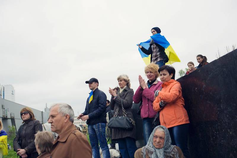 ikke gi opp: Disse innbyggerne fra Mariupol er redde for at ukrainske styrker vil trekke seg tilbake, slik at de igjen vil havne under den såkalte «Folke­republikken Donetsk». Tidligere i mai arrangerte  «Forsvar Mariupol» en demonstrasjon for økt ­forsvar av havnebyen. Foto: Kyrre Lien