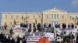 Demonstrasjoner i Aten etter at 19 frøs i hjel på grensen