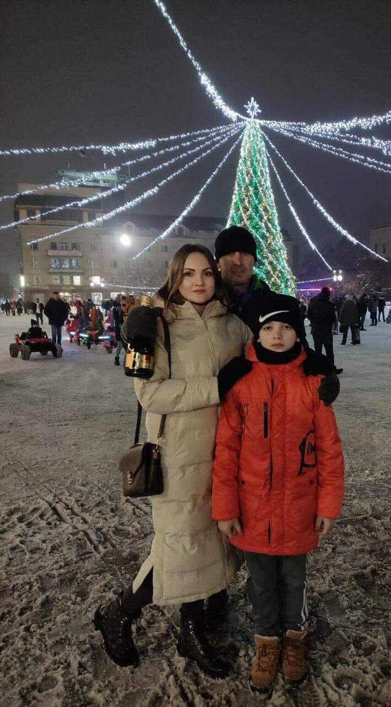 Familien samlet: «ikke så lenge siden, lykkeligere tider» Sier Oksana om dette bildet