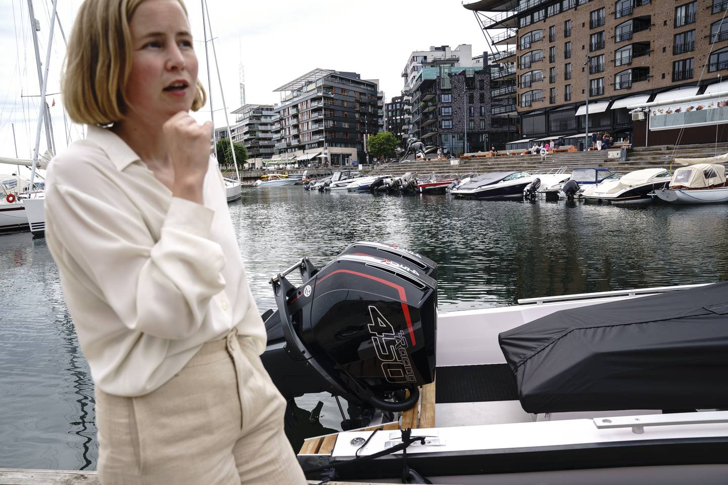 Anja Bakken Riise. Leder av Framtiden i våre henden. Luksusbåter ved Aker Brygge.