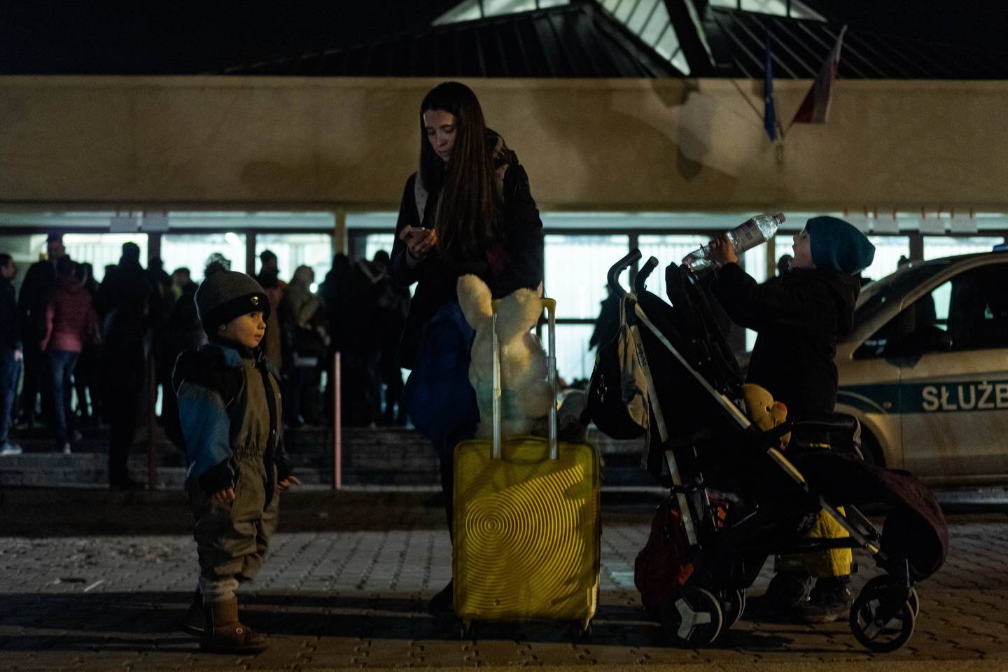 Przemysl, Polen, 26.02.2022. Julia og hennes to sønner har vært på flukt i 40 timer. DE måtte bla gjemme seg i en åker uten lys for at de ikke skulle bli oppdaget av russiske styrker. Her er det flere som vil hjelpe enn det er flyktninger som kommer seg over grensen. Flyktnigestrømmen ut av Ukraina stopper opp i en flaskehals ved grenseovergangene og kun en brøkdel kommer seg gjennom til Polen.