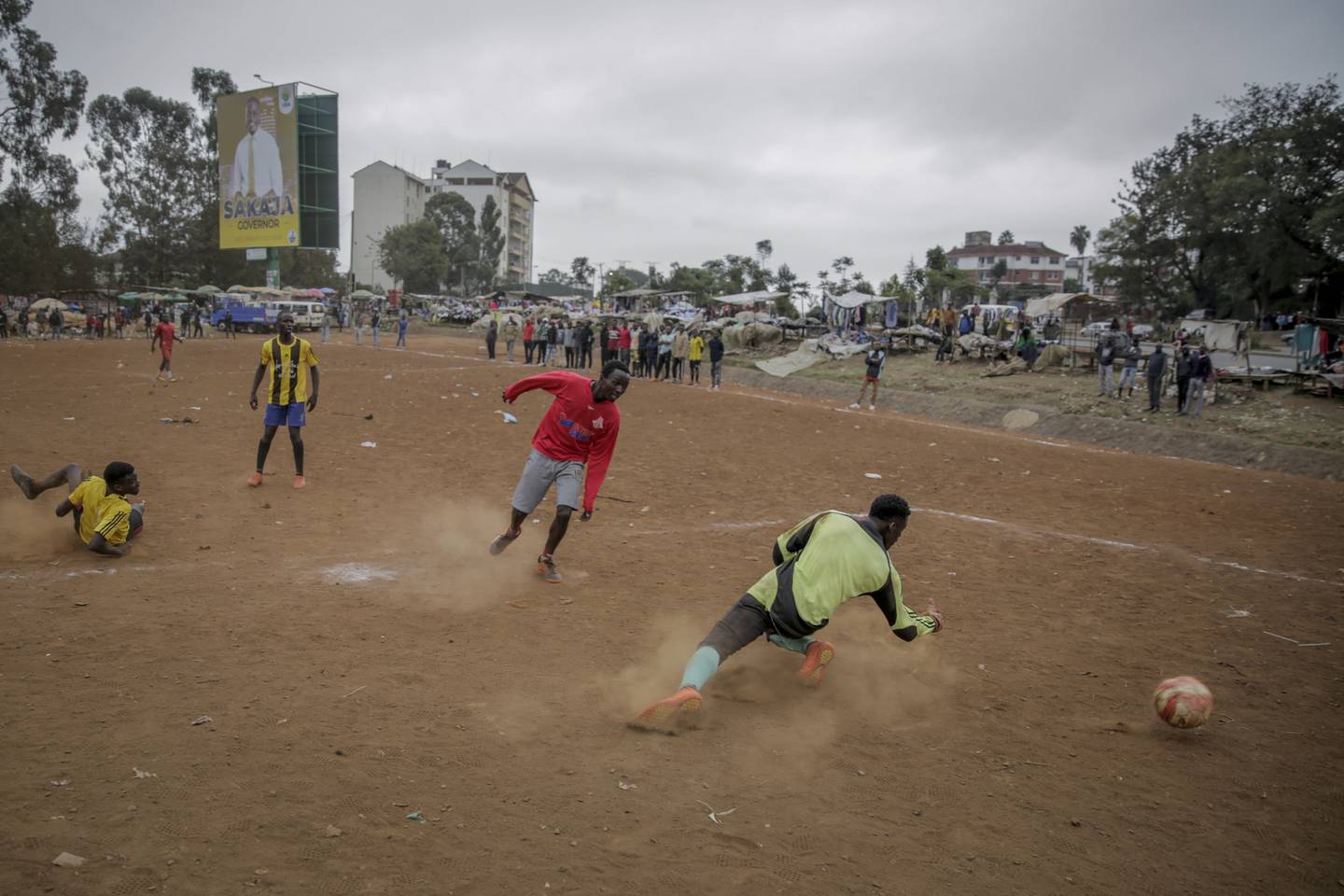 FOTBALL: Ungdom spiller fotball i Kibera, et lavinntektsnabolag i Nairobi.