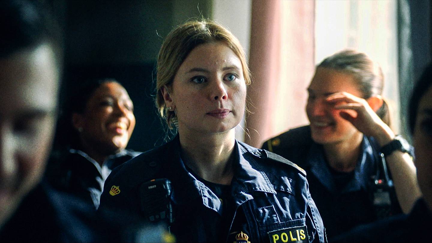 NY JOBB: Sara (Amanda Jansson) får en tøff tid som nyutdannet politikvinne i en bydel i Malmø, i dramaserien «Den tynne blå linjen».