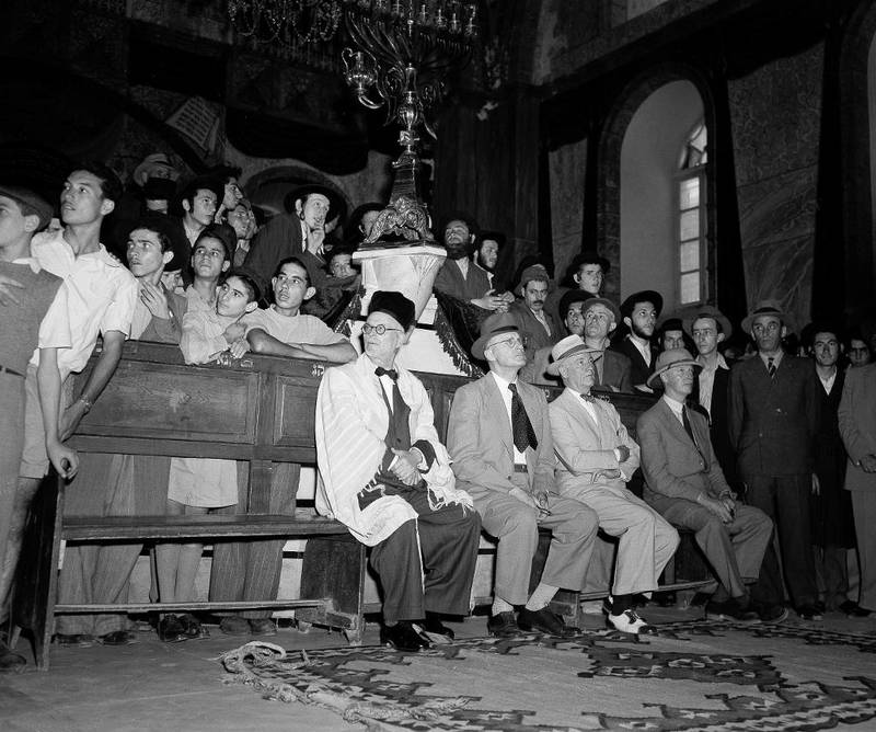 FN-delegatene besøker en av de eldste synagogene i Jerusalem 19. juni 1947. Sittende, med lys hatt, er leder Emil Sandström.