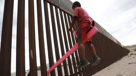 Barn husker på muren mellom USA og Mexico