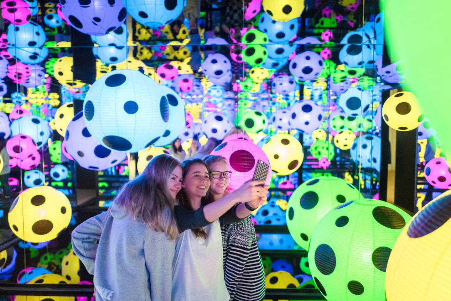 Formgivningselevene Mina Hertzberg Bakkeli (17), Line Stig Alexandersen (18) og Nora Broby-Bergum (17) tar selfie i en av Yayoi Kusama installasjoner på utstillingen I uendeligheten på Hennie Onstad Kunstsenter.