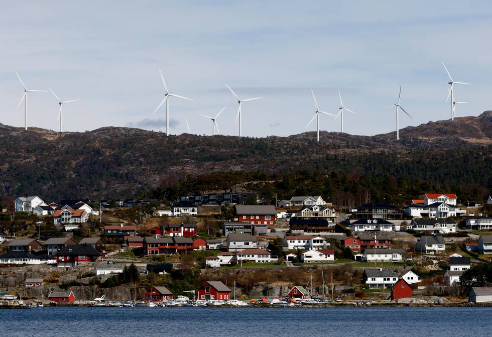 Fitjar  20190401.
Noen av vindturbinene i Midtfjellet vindpark i Fitjar kommune. Deler av Fitjar sentrum i forgrunnen.
Foto: Jan Kåre Ness / NTB scanpix