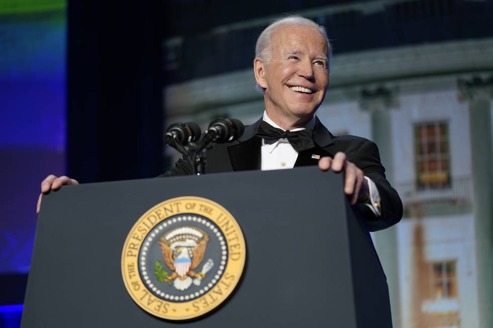 USAs president Joe Biden var i spøkefullt humør under gallamiddagen for pressekorpset som jobber i Det hvite hus. Foto: Patrick Semansky / AP / NTB