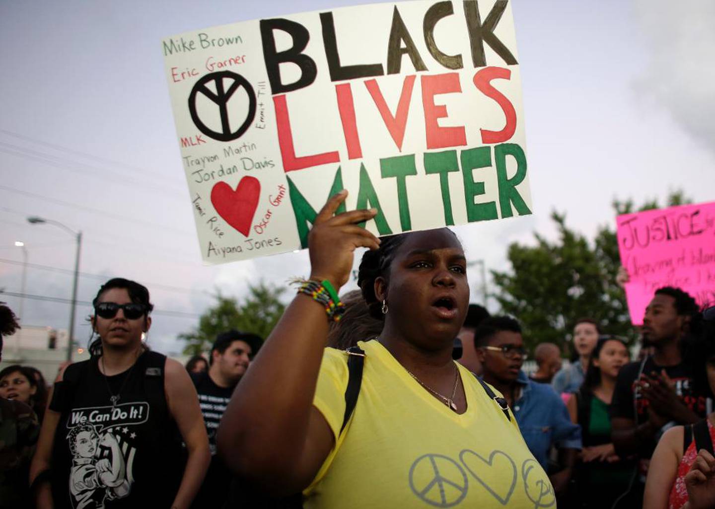 «Black Lives Matter», ropar svarte amerikanarar. Mange opplever at det i overvekt kvite politiet lett tyr til våpen i møte med svarte borgarar.