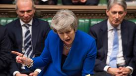 Theresa May overlevde tillitsvotering i Parlamentet