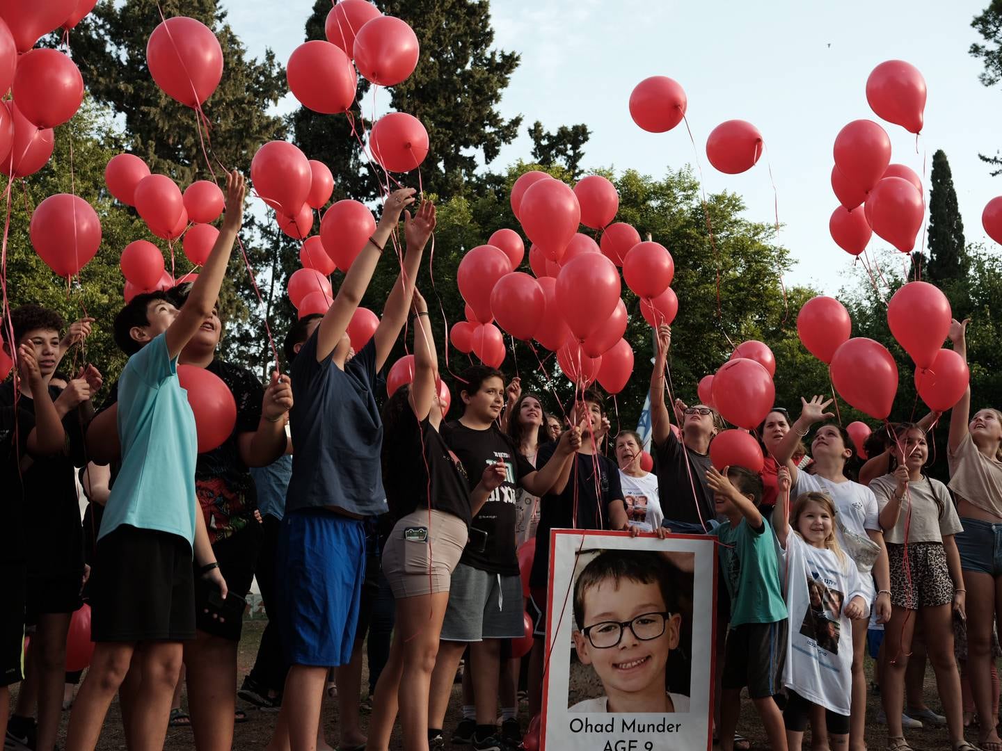 FEIRING MED BISMAK: Ohad fylte ni år mens han satt i fangenskap på Gaza. Familien Munder arrangerte et bursdagsselskap til ære for ham, hvor de slapp løp flere titalls røde ballonger i været.
