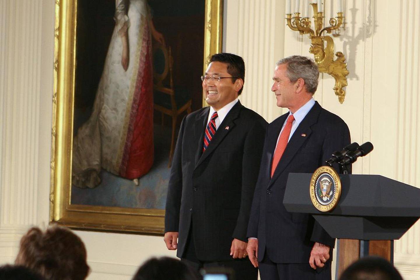 Kay Hiramine (t.v.) mottok en pris fra George W. Bush i 2007. Da hadde han hatt smugleroppdrag for Pentagon.