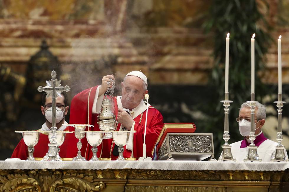 Pave Frans holder messe for biskopene og kardinalene som døde i året som har gått. Foto: Yara Nardi / Pool Photo via AP / NTB