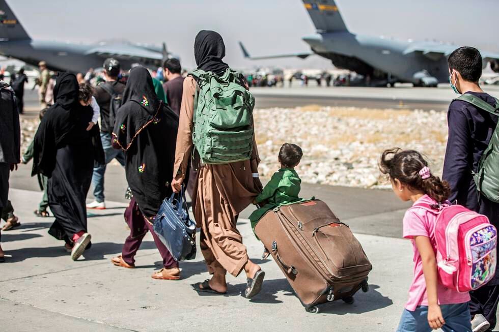 Afghanske familier på vei til fly som evakuerer dem fra flyplassen i Kabul. Arkivfoto: Sgt. Samuel Ruiz / U.S. Marine Corps via AP / NTB