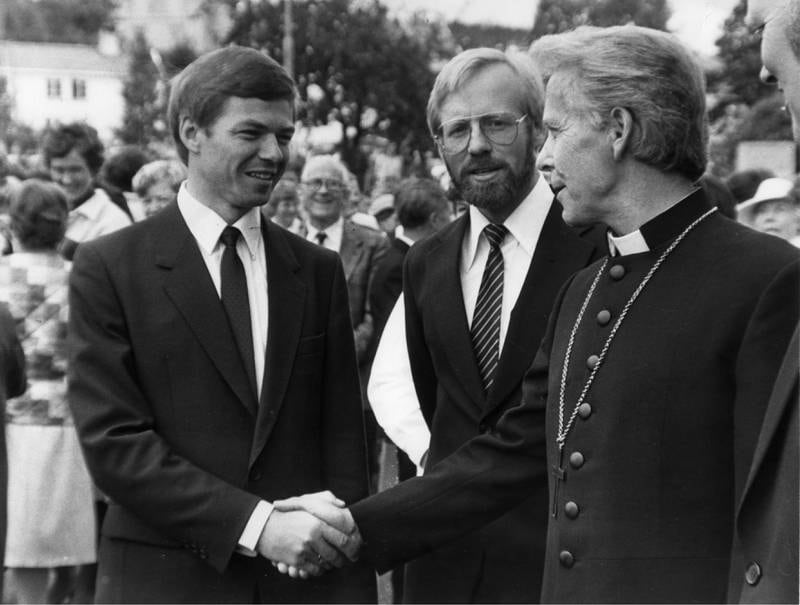 Kjell Magne Bondevik (t.v.), Halvor Nordhaug og biskop Ole Nordhaug, 17.10.1988.