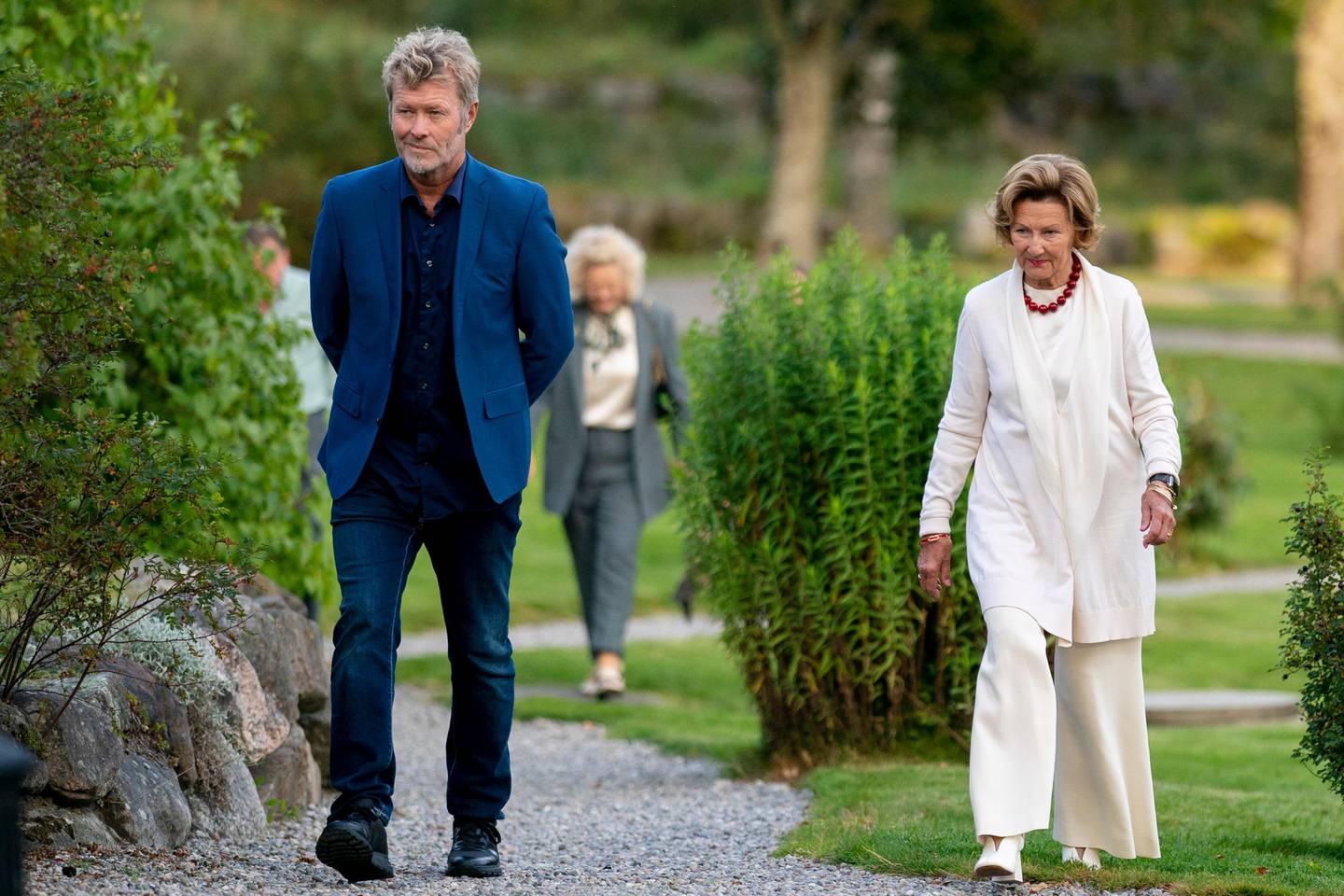 Greåker 20200827. 
Dronning Sonja og Magne Furuholmen er tilstede på Soli Brug i Greåker hvor de viser frem sine nye kunstutstillinger.
Foto: Fredrik Hagen / NTB scanpix