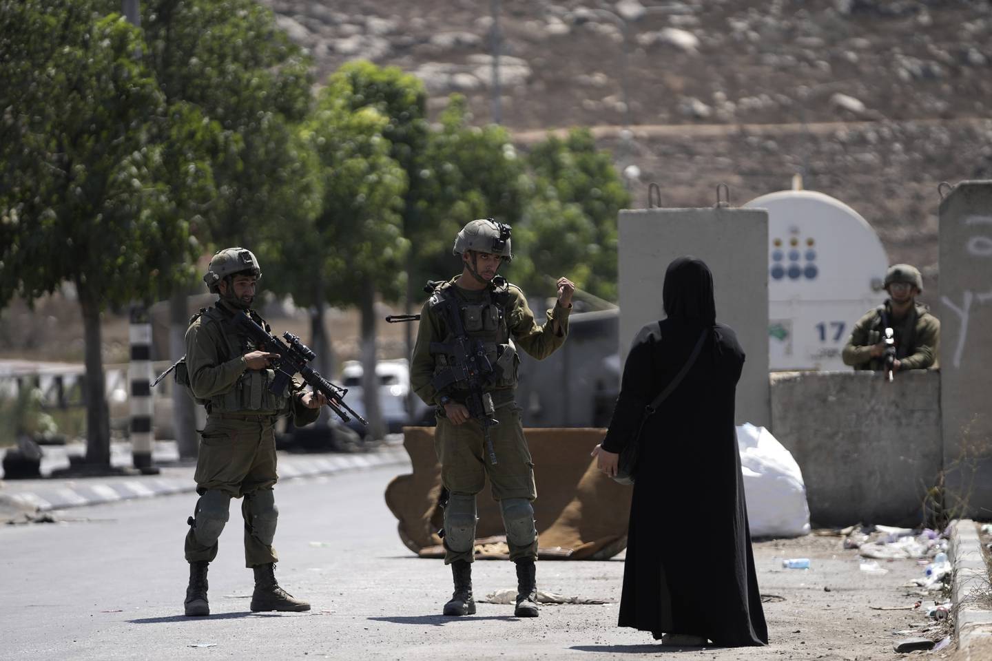 Oslo-avtalene har sikret palestinsk selvstyre i 165 områder på den okkuperte Vestbredden. Områdene henger ikke sammen, og israelske soldater kommer og går som de vil. Foto: AP / NTB 