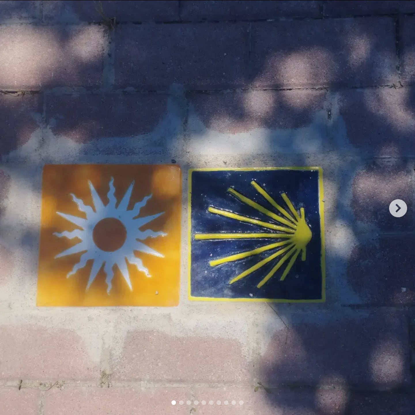 MERKING: En sol – et gammelt symbol for oppstandelsen – peker ut veien østover. Skjellsymbolet til høyre viser veien til Santiago.