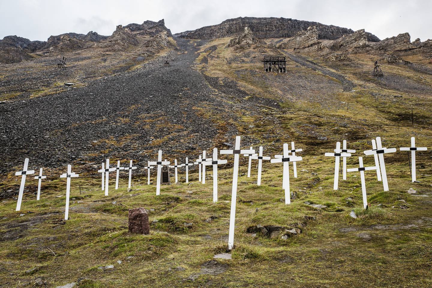 Idet Store Norske Kulkompani gjør seg klare til å feire 100 år, lager reiselivet på Svalbard museum av gruvene. Gravlund utenfor Longyearbyen. Kors