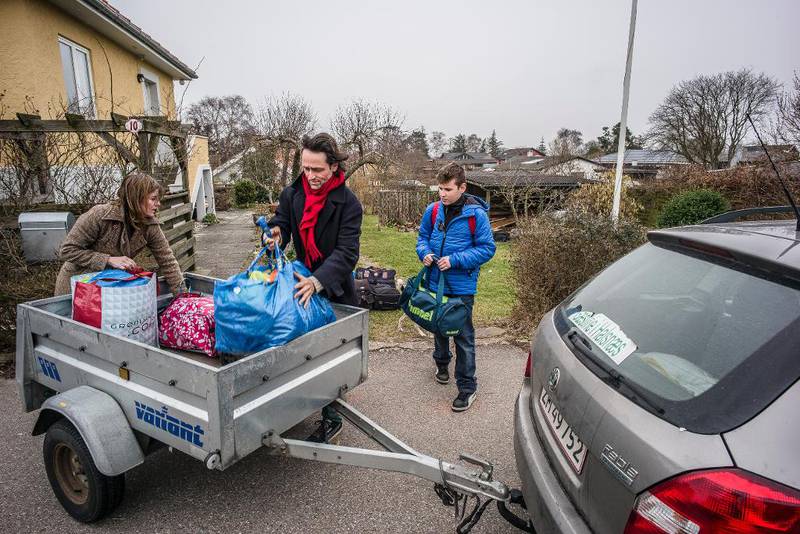 Malin Westerlund og Nicolai Kjølsen pakker tingene til Almin Feszic og moren i tilhengeren. Nå skal asylsøkerne til noen andre i Hundested som huser dem gratis.