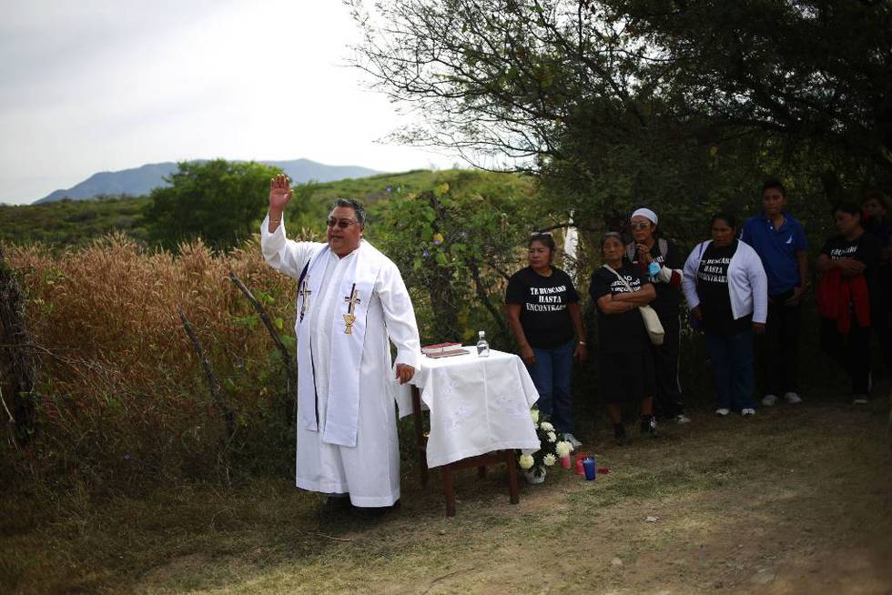 Fader Oscar Mauricio Prudenciano holder en messe i delstaten Guerrero i Mexico for mennesker med savnede familiemedlemmer. Flere massegraver ble funnet i jakten på 43 lærerstudenter som ble drept i september. 