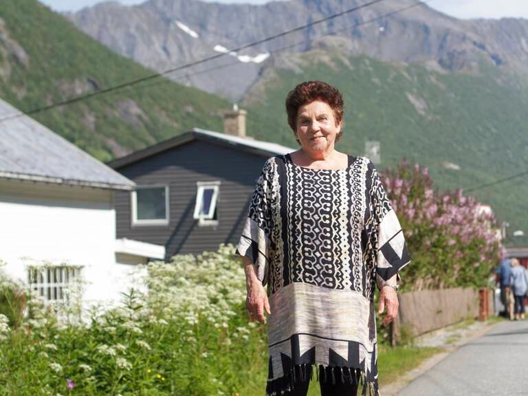 SENJA: I denne gata i Gryllefjord vaks Tove Karoline Knutsen opp. I kyrkja nedi vegen kom ein prest som kom til å påverke lokalsamfunnet sterkt.