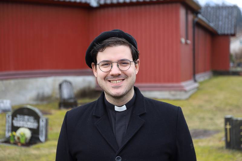 Det har stormet rundt sokneprest Mikael Bruun (bildet) etter at han fortalte offentlig at han er i mot kvinners prestetjeneste. Nå for han støtte fra en rekke prester i Den norske kirke.