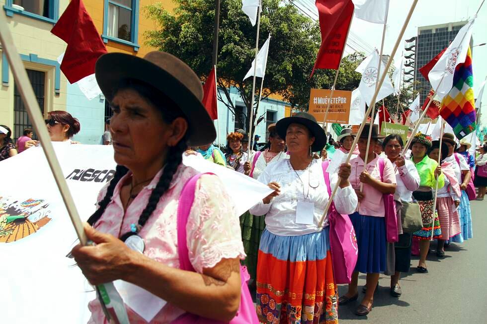 Urfolk samler seg før klimamarsjen gikk i Lima onsdag. Tilsammen gikk 15.000 mennesker i ­klimamarsjen.