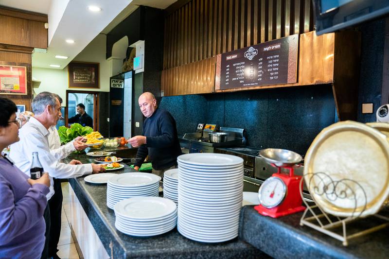 Restauranten Abu Gosh utenfor Jerusalem er kjent for å sette verdensrekorden i største hummus-fat. Jawdat Ibrahim er eier av restauranten.