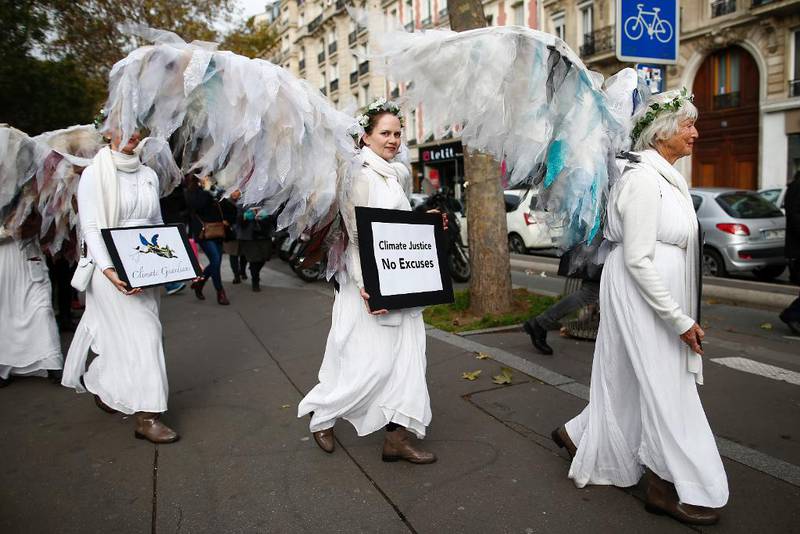 PARIS: Miljøaktivister utkledd som engler deltar i en to kilometer lang menneskelig lenke i Paris søndag for å vise solidaritet for klimaet.