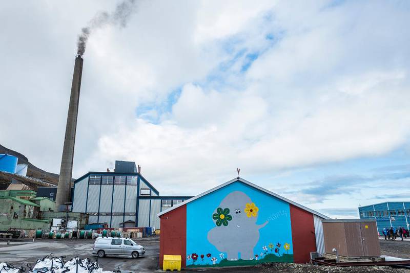 Energiverket i Longyearbyen forbrenner 25.000 tonn kull i året. Kullet kommer fra Gruve 7 og bidrar til å gi strøm til byen. 