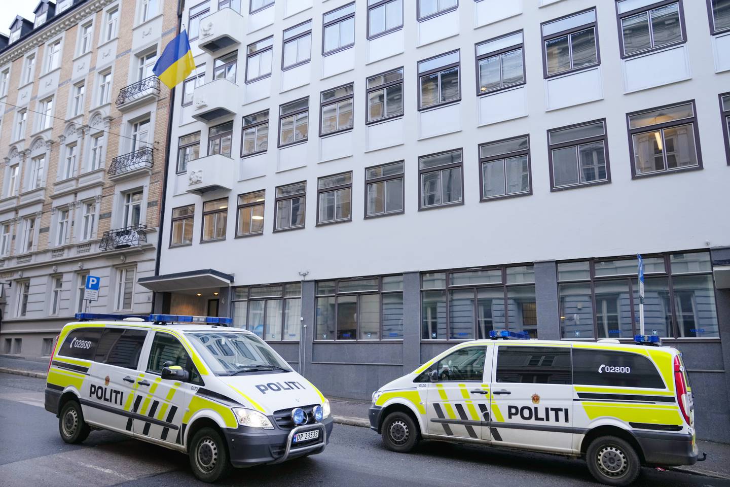 Ukrainas ambassade i Oslo, med et par politibiler foran. Russland startet i natt et angrep på Ukraina. Foto: Heiko Junge / NTB