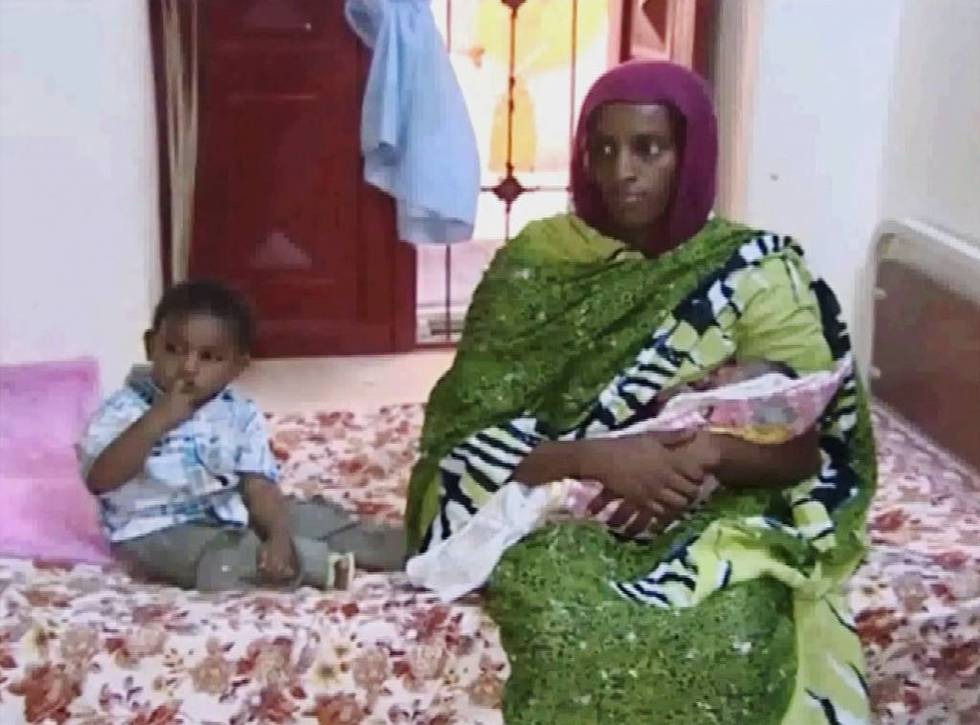 Meriam Ibrahim sammen med sin 18 måneder gamle sønn og nyfødte datter. Den dødsdømte kvinnen er nå frikjent, men mottar fortsatt dødstrusler fra ekstremister.