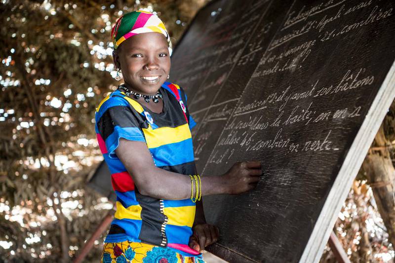 Hurtigskole på 9 måneder gir denne jenta i Niger sjanse til å lære grunnleggende ferdigheter i skriving, lesing og matematikk, slik at hun kan begynne på skolen etter at hun ikke fikk begynne ved vanlig førsteklassealder.