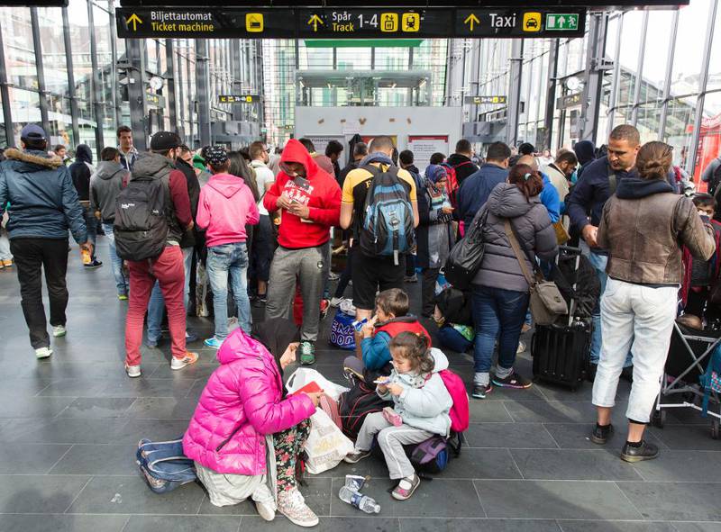 Flyktninger på Malmö sentralstasjon torsdag formiddag. 