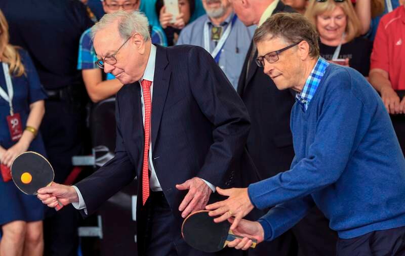 Warren Buffett og Bill Gaes spiller bordtennis sammen i mai i fjor. De er to av verdens rikeste menn. 