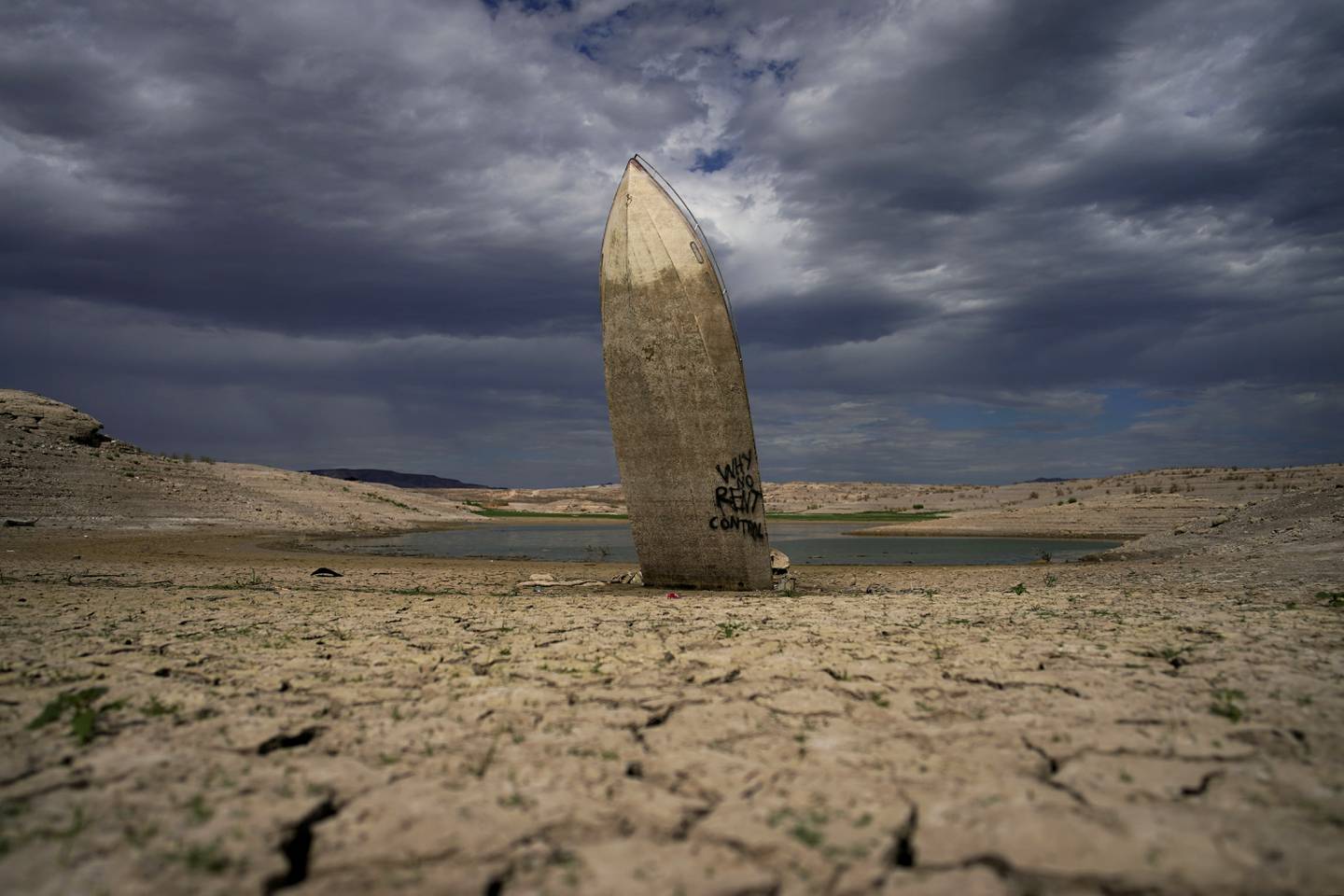 En sunket båt med akterenden begravet i den uttørkede bunnen av Lake Mead i delstaten Nevada i USA i juni. Foto: John Locher / AP / NTB