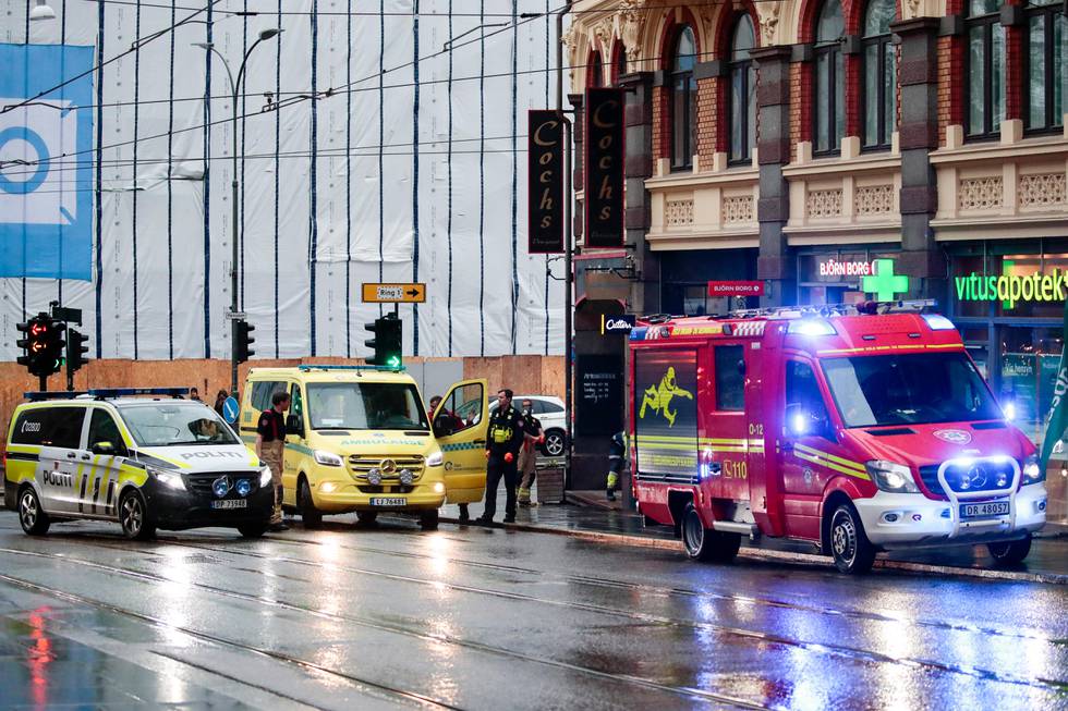 Oslo 20200411. 
Det har vært en rolig påskeaften i hovedstaden. Men her er politi og ambulanse i Hegdehaugsveien i Oslo lørdag ettermiddag.
Foto: Lise Åserud / NTB scanpix