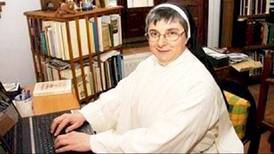 Nett-nonne kastet ut av klosteret