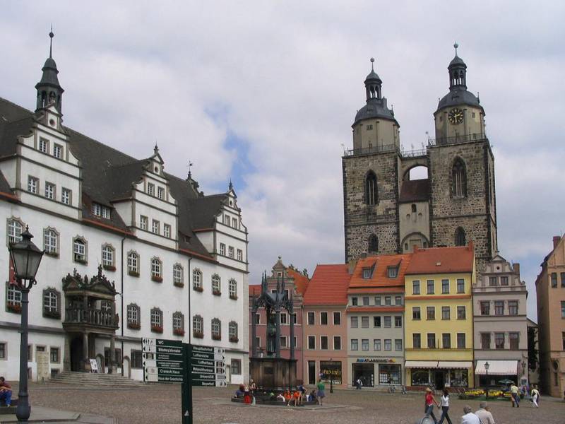 Martin Luther-stauen ruver over markedsplassen i Wittenberg. Rett frem ses Maria-kirken, hvor Luther preket. Den er i dag på Unescos verdensarvsliste, sammen med Luthers bolig Lutherhaus og Slottskirken. w