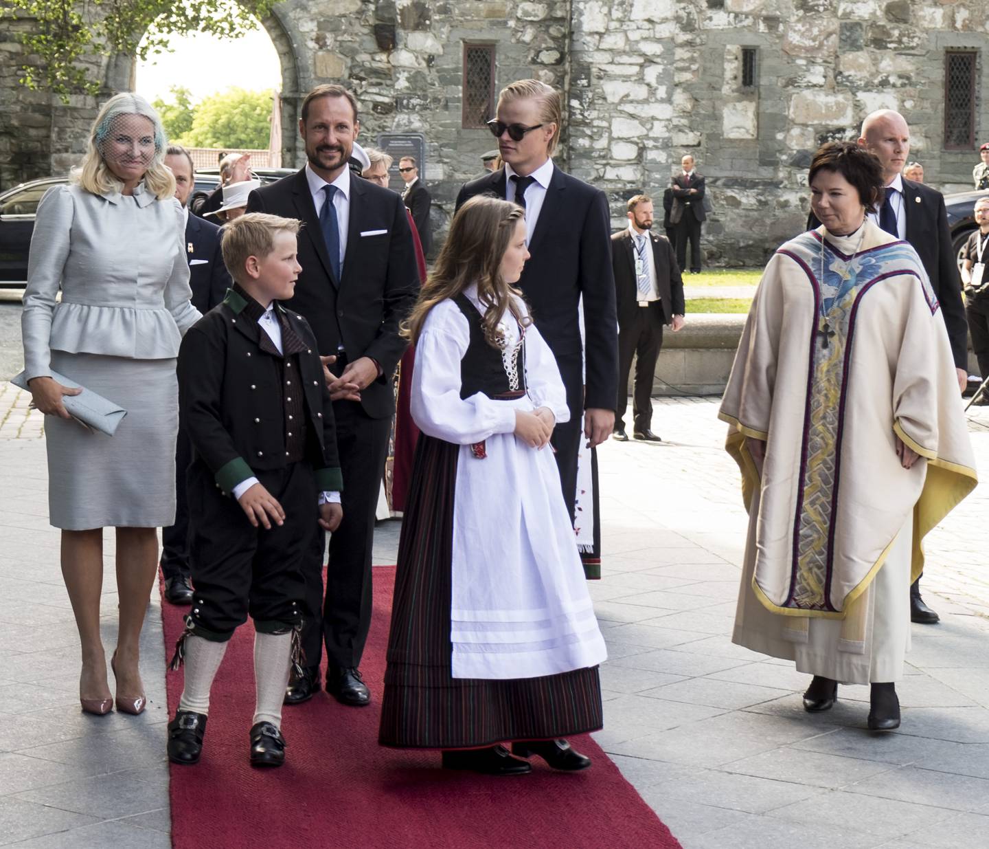 Kronprinsfamilien ankommer Nidarosdomen.